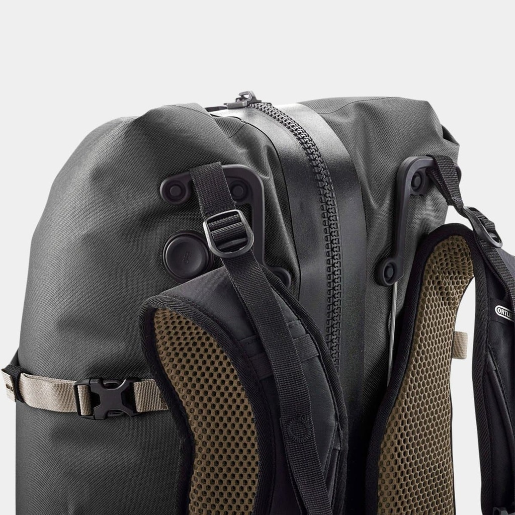 Atrack 45L Black / Beige